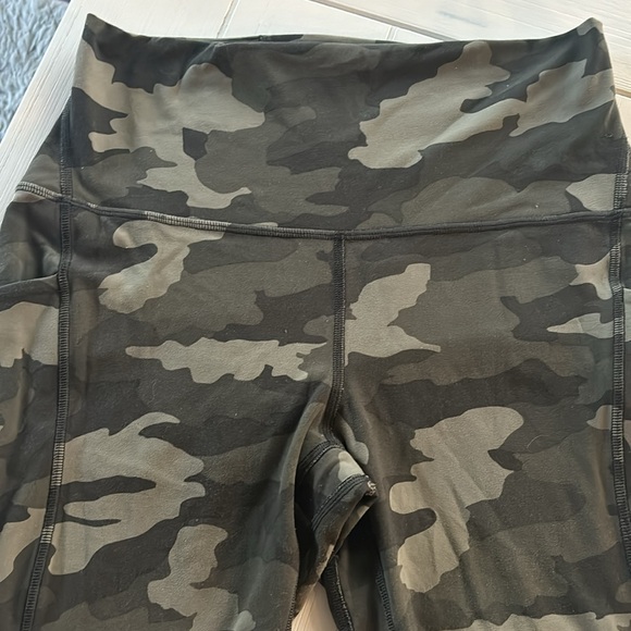 Lululemon camo leggings sz 8 - Picture 2 of 12